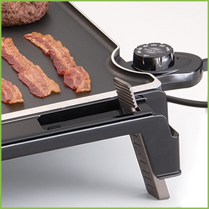Tilt to drain. Flip down the levers to tilt the grilling surface when cooking meats.