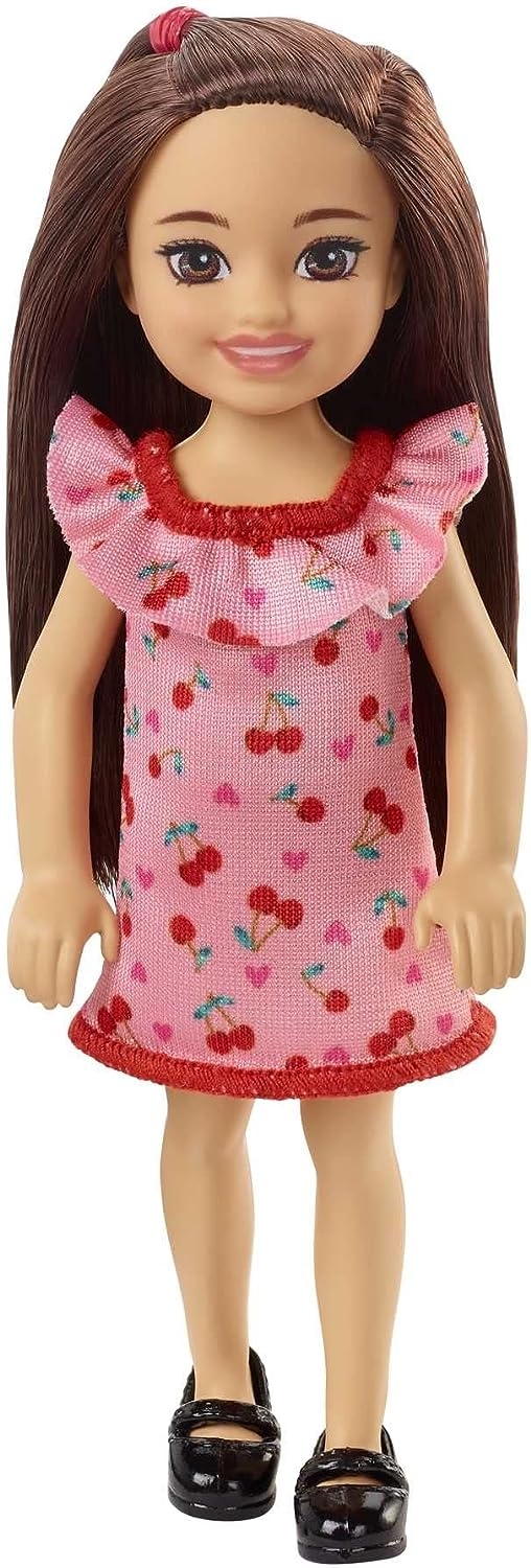Barbie Muñeca Chelsea (morena) con vestido con estampado de cereza con volantes y zapatos negros, juguete para niños a partir
